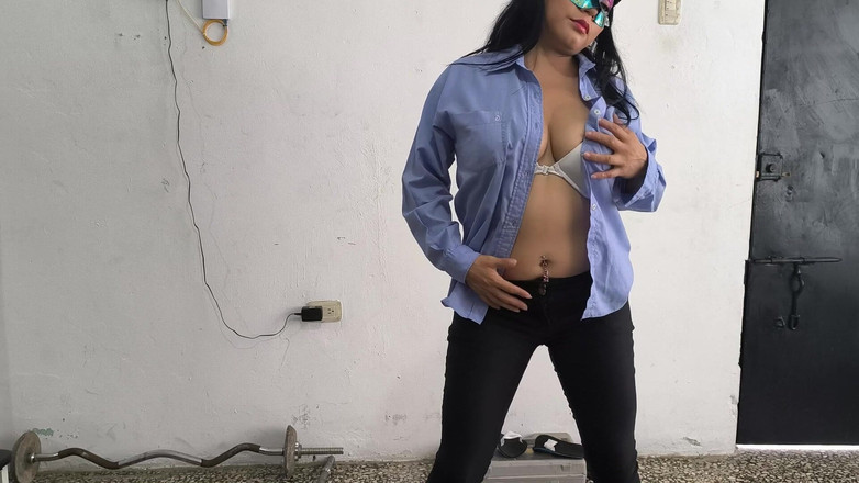 NEGRITA SEXY: Policistka je doma, připravená na pracovní přestávku. Je to sladká...