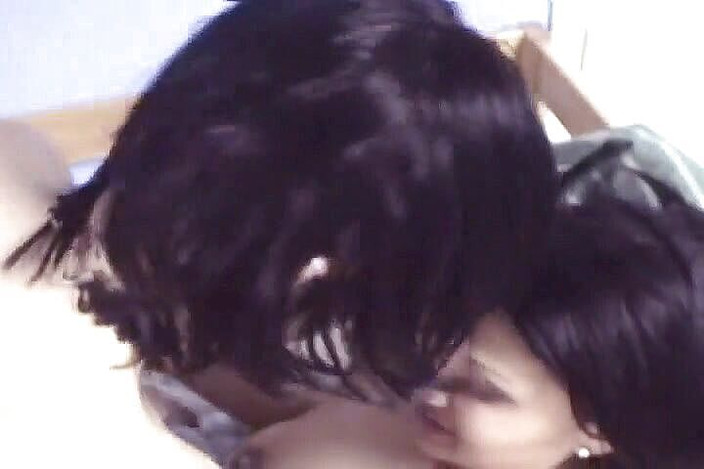 Radical Lesbian: Bella ragazza in lattice sbatte con strap-on una splendida ragazza