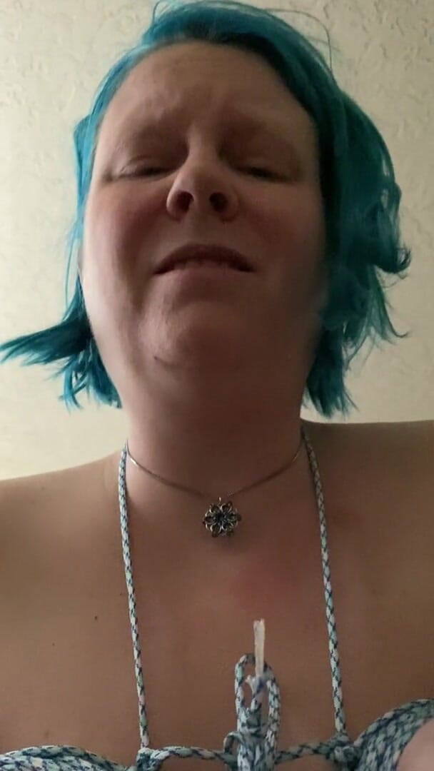 Hot potato girl: Video s plným obličejem fackování svázaných koz