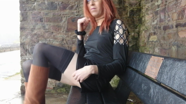 The Midnight Minx: Relaks na ławce