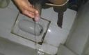 Chet: Pria India kontol besar kulit hitam kencing di kamar mandi