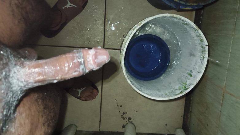 Cute boy jerks off: Pria kurus dengan berbulu lagi asik masturbasi di kamar mandi...