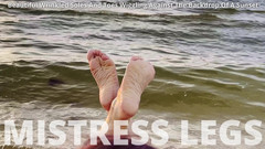 Mistress Legs: 해변의 일몰을 배경으로 흔들리는 아름다운 주름진 발바닥과 발바닥