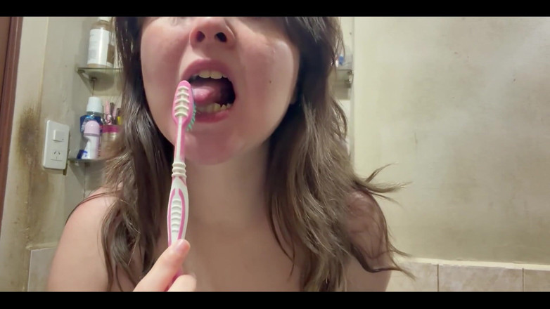 RavenHearth666VIP: Playing with My Toothbrush