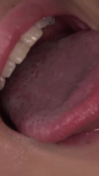 Une fille sexy prend son gros sperme dans sa bouche