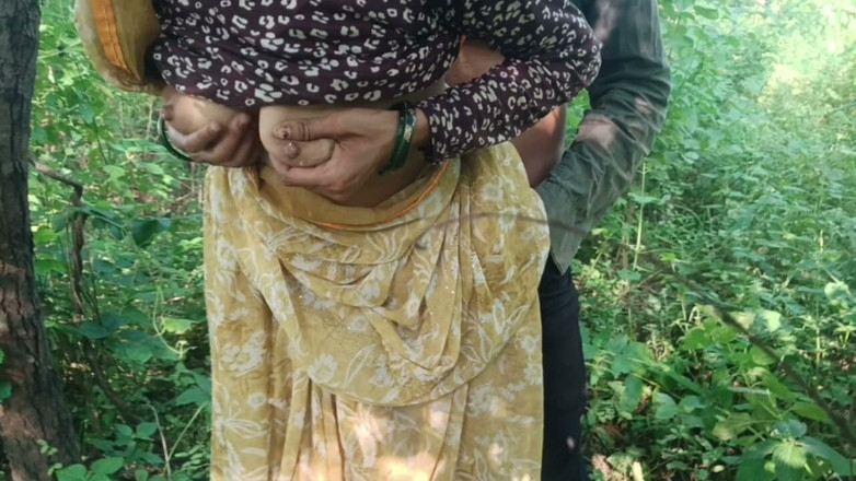 seema: Bhabhi Jangal Mi Akeli Mili Aur Boobs Nikala Bhabhi Ka