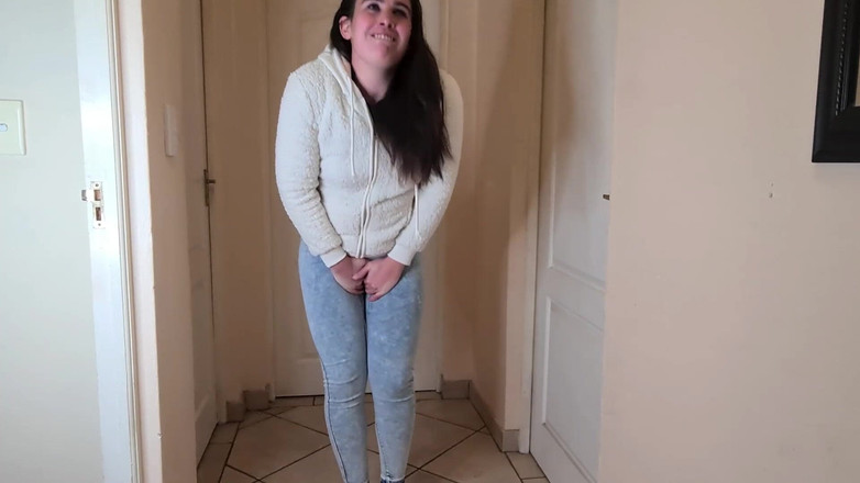 domslutfucker: Con đĩ tóc nâu tuyệt vọng cần đi tiểu, đi tiểu trong chiếc...