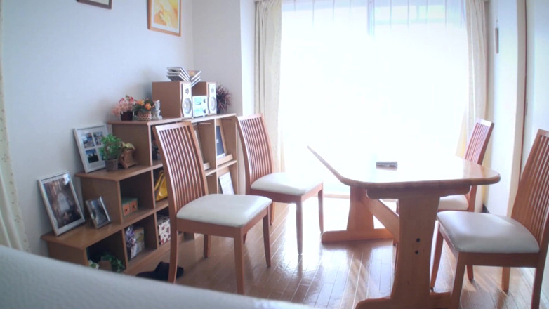 EAGLE Global: Dona de casa peituda: uma tarde sombria.