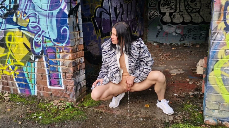 Nicky Brill: Outdoors Naked, Gaping and Pissing