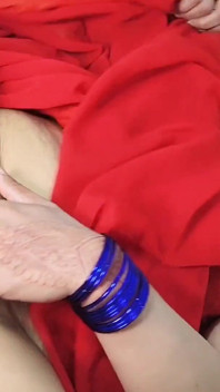 Schöne muslimische desi indisches heißes teenie-mädchen im roten sari, intensiver orgasmus