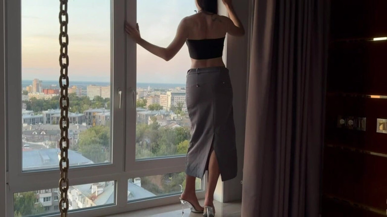 Skinny_lady69: Bohyně se protahuje na vysokých podpatcích - Dlouhá sukně - Nohy - Zobrazení...