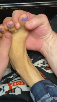 Pies pequeños sexy recibiendo un masaje