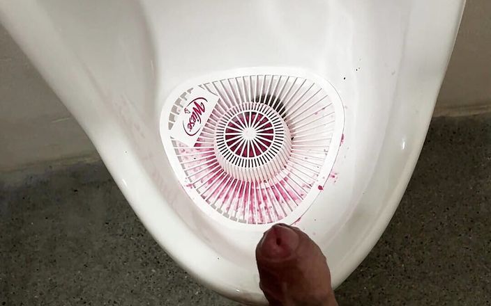 Cock massage: Masturbuje się sikaniem i wytryskiem w pisuaru