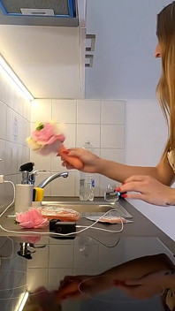 Una bellezza calda e carina nel dormitorio si toglie le mutandine per esibire la figa rasata e il culo grosso