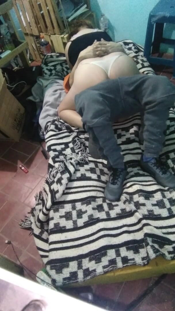 Fitcure1: Dívka s Montano šaty s matrací na podlaze