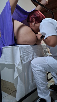O exame ginecológico termina com o orgasmo do paciente e a gozada do médico