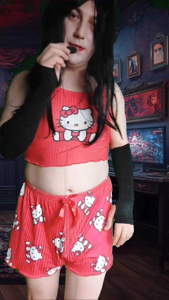 Kitty_Cross: Weiße feminine hübsche sissy in süßen shorts, hinterntanz