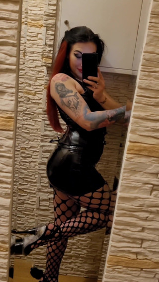 KatrixandCaliforniaLatex: Goddess posing in latex and showing her juicy ass