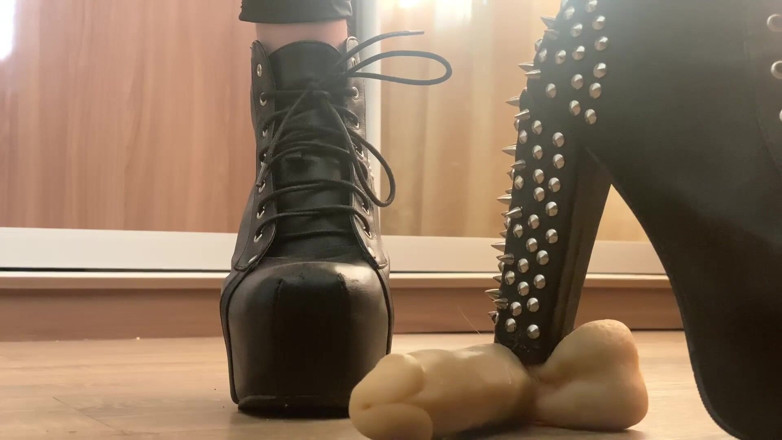 Hairypussyangel: Stăpâna zeiță pula pedepsește coaiele pantofii cu toc din piele