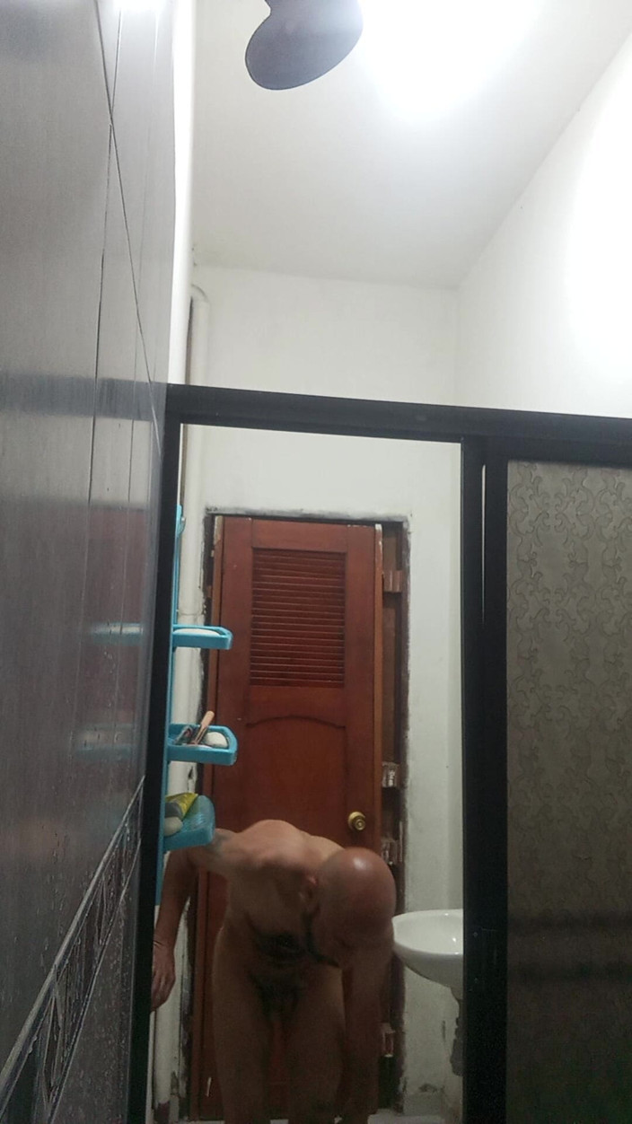 Jhonbahh: Que Agua Mas Fria Y Que Polla Mas...