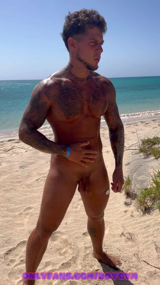 BoyGym: Papi Pissar och duschar pissar på stranden