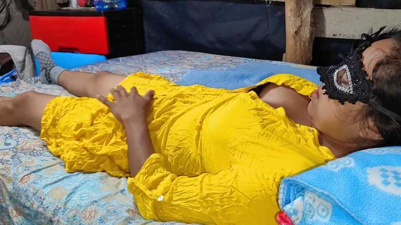 Cintialove: 和我18岁继妹的白浆阴户做爱，在X视频中用泰米尔语自拍的非常紧实。