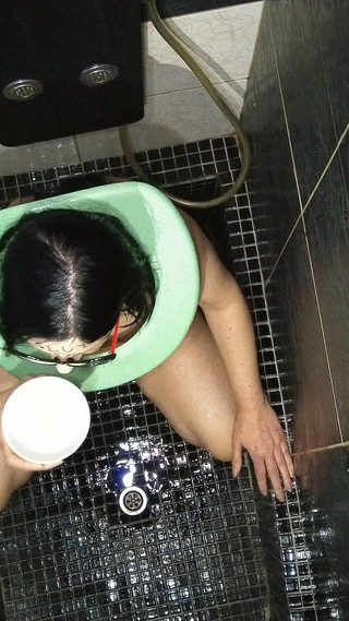 Thumbnail of Sexi Wife Taking Enormous Load of Piss on Face