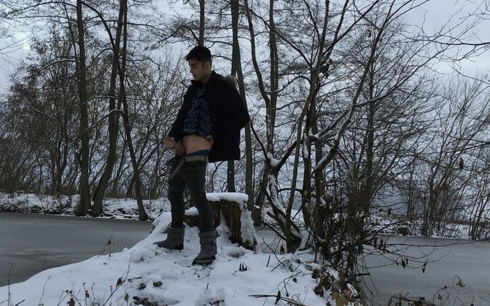 Idmir Sugary: Romantik Frozen Lake mastürbasyon yapıyor