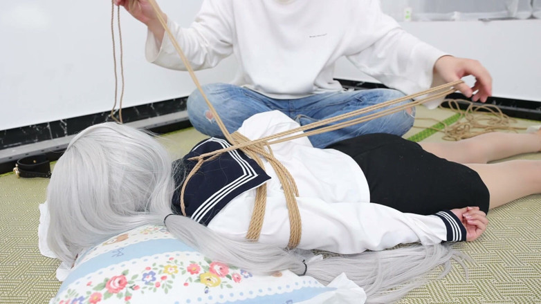 Asian bondage: Yalınayak kız arkadaşının çıplak ayakları ve gıdıklama ayağı