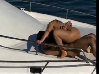 Anal seduction: Açık havada tekne güvertesinde bu uzun saçlı sarışın bikinili anal...
