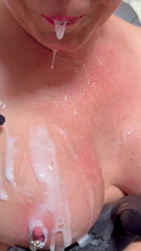 Viel spucken nach dem blowjob auf meine großen möpse und nippel