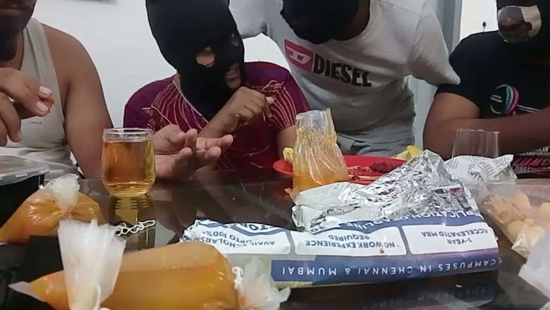 Priya aunty: Горячий грязный разговор о прелюдии на обеденном столе