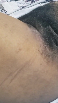 큰 보지 입술을 퍼뜨리는 새엄마는 쪼이는 보지가 떨어져 있는 것을 놓쳤습니다.