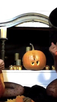 Julia Ann und Jenna Foxx Carve pumpkins