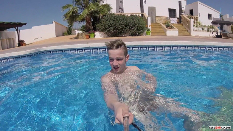 Euro boy xxx: Poolspel med Hot Little Taylor