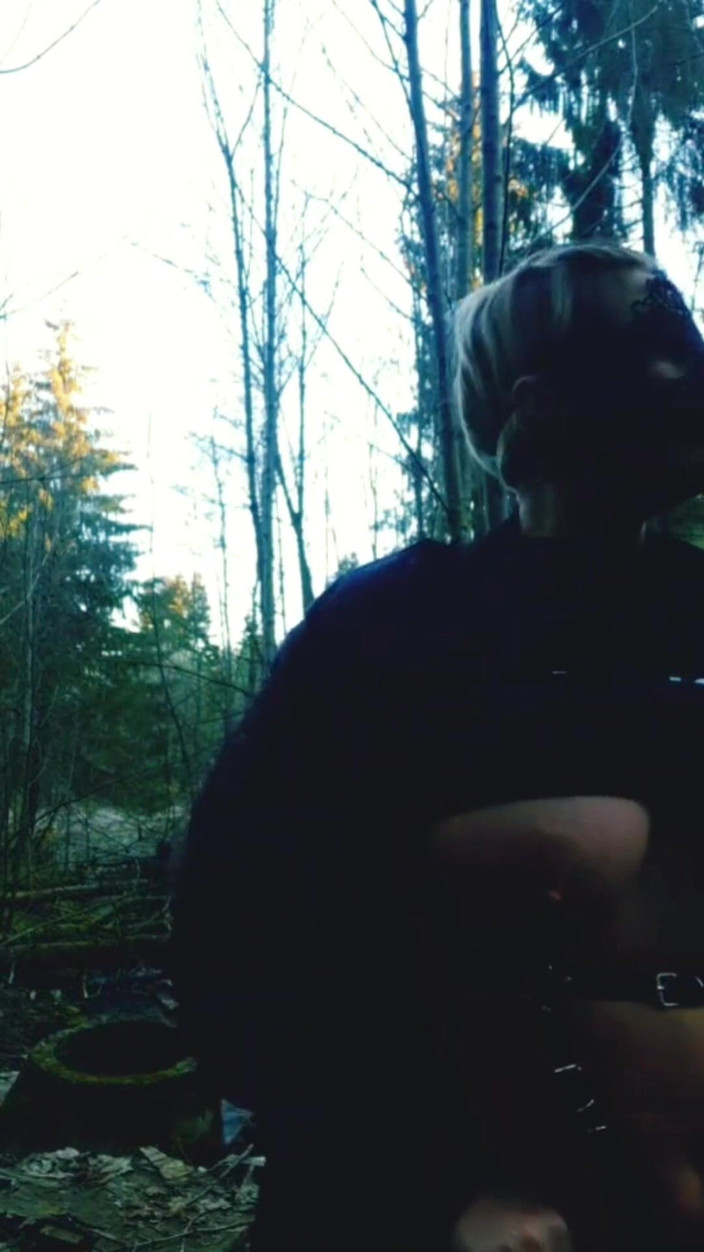 Crazyfamily 1970: Macecha mi sála v lese