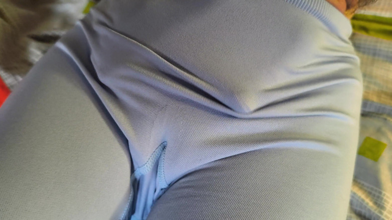 Blondasexy00: O meio-irmão se atreveu a tocar minha buceta virgem! Segue...
