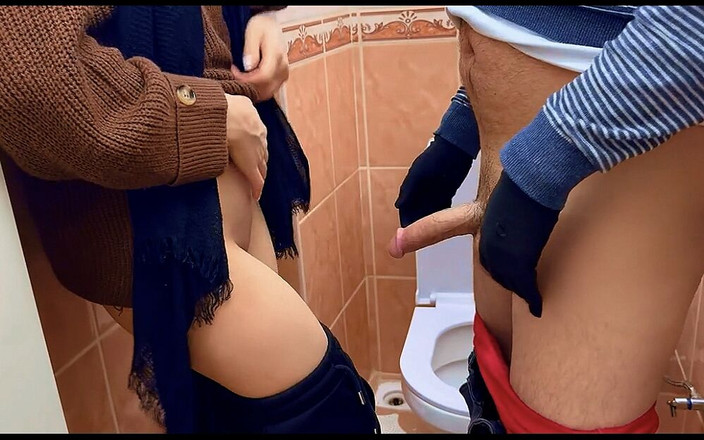 Nadia Nada: Hijab-seks in het toilet van een treinstation