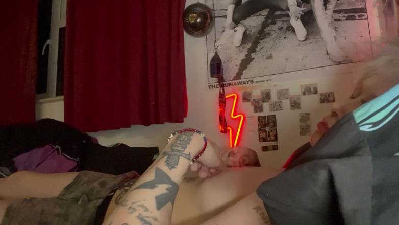 Glitterqueen1999: Glitterqueen1999 Kantande bröstvårtor spela nippel twisting cumming goth tatueringar piercingar