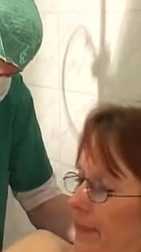 Reife MILF lutscht eifrig schwanz auf gynstuhl