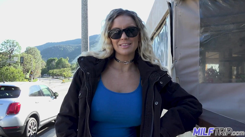 MILF Trip: Döle aç orta yaşlı seksi kadın Kenzie Taylor barmen amcık...