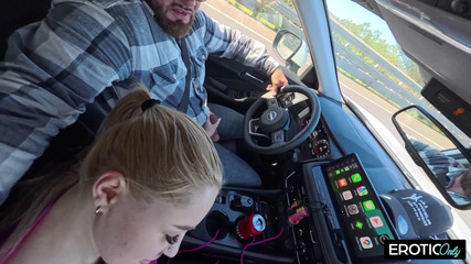 EroticOnlyClips: 20 yaşındaki sarışın hatun ne yaptığını bilen azgın yaşlı bir...