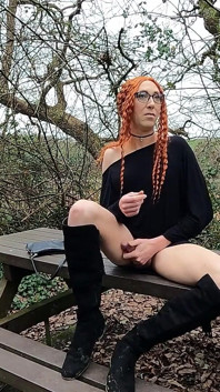 Kızıl trans kız götünü teşhir ediyor