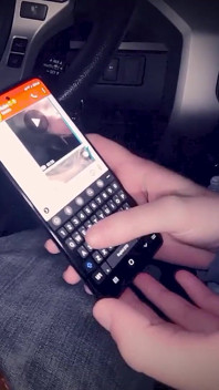Cornuto si siede a casa mentre sua moglie spompina il suo ragazzo fuori dalla palestra e manda video.