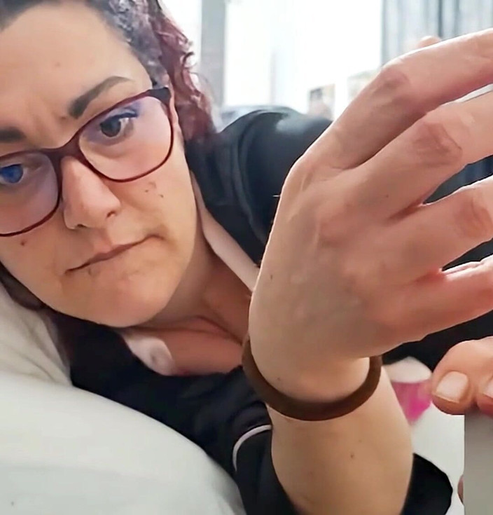 Chupita84: Saya melancap vagina berbulu saya sendiri