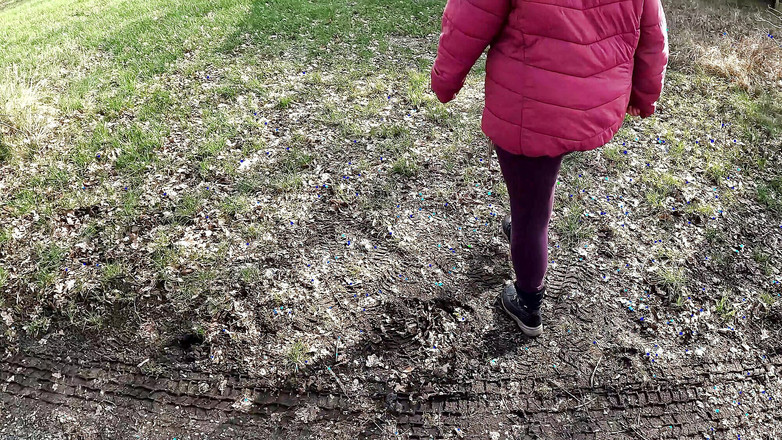 Bouncy Tits Action: 차고에서 그녀의 젖탱이를 사용하여