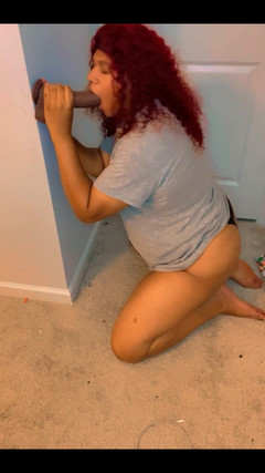 Hicktown_hoochi: Op mijn knieën een grote zwarte lul dildo zuigen