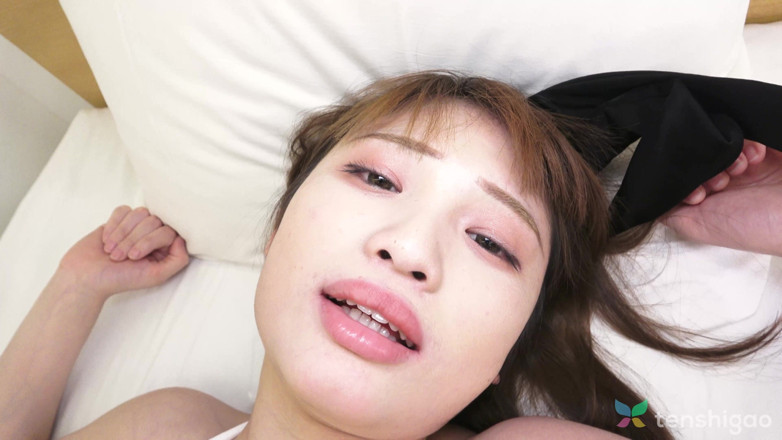 Tenshigao: 그녀의 토끼 의상 아래에서 끈 팬티를 입은 Takigawa Yuika