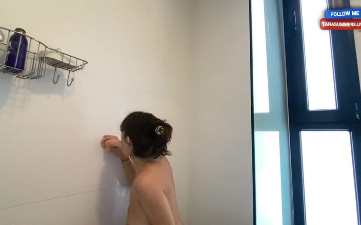Kitty Kriss: Fată drăguță și suculentă pofticioasă se distrează la duș, visând la...