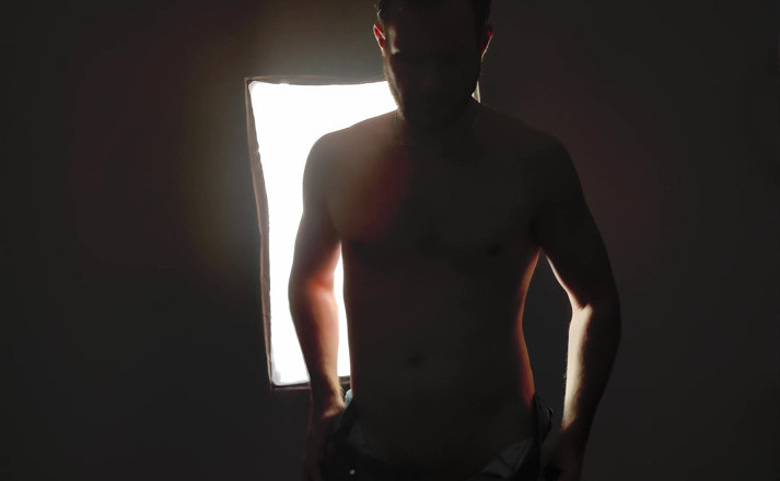 AlbinoAdonis:  Guarda mentre s'agita i fianchi in modo seducente